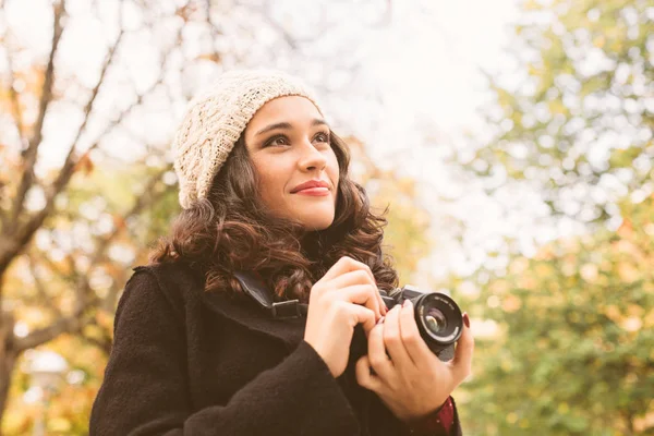 Young Beautiful Woman Woolen Cap Taking Pictures Retro Camera City — Stock Photo, Image