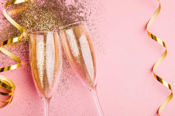 Twee Glazen Van Champagne Roosteren Met Glitter Gouden Confetti Serpentine — Stockfoto