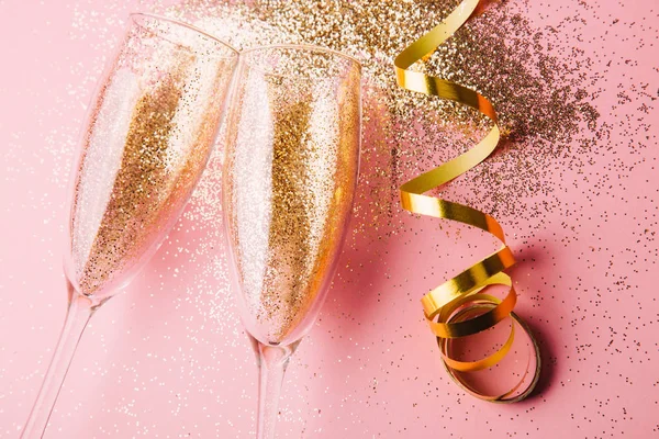 Twee Glazen Van Champagne Roosteren Met Glitter Gouden Confetti Serpentine — Stockfoto