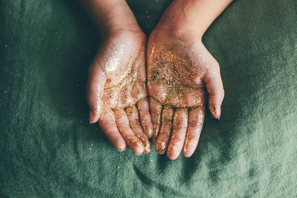 Fille Mains Tenant Des Paillettes Dorées Sur Tissu Lin Vert — Photo