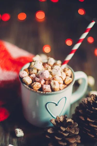 Jul Varm Choklad Med Marshmallows Ett Rustikt Träbord Med Tallkottar — Stockfoto