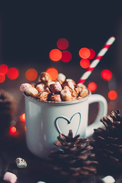 Jul Varm Choklad Med Marshmallows Ett Rustikt Träbord Med Tallkottar — Stockfoto