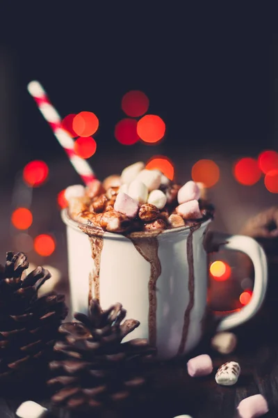 Jul Varm Choklad Med Marshmallows Ett Rustikt Träbord Med Tallkottar — Stockfoto