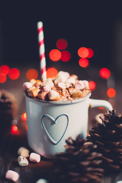 Jul Varm Choklad Med Marshmallows Ett Rustikt Träbord Med Tallkottar — Stockfoto