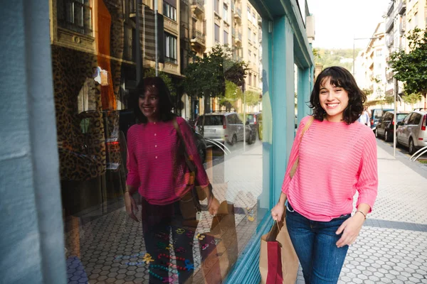 Mutlu Genç Güzel Kadın Pembe Kazaklı Yolunda Ihale Caddesi Ndeki — Stok fotoğraf