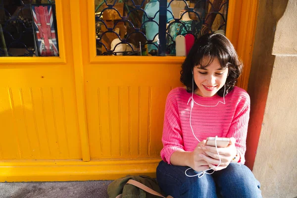 Belle Heureuse Jeune Femme Écoutant Musique Avec Écouteurs Smartphone Dans — Photo