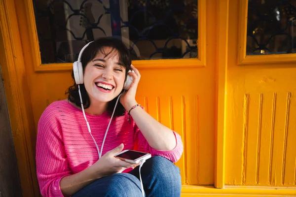 Beautiful Cheerful Young Woman Listening Music Headphones Smartphone Out Shop — Stock Photo, Image