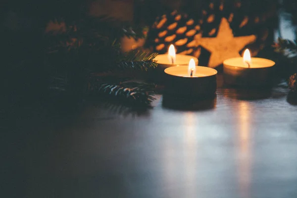 Hořící Vánoční Svíčky Stůl Šišky Větvičky Jedle Dekorace Hvězda Zapálí — Stock fotografie