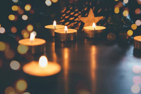 Зажигание Рождественских Свечей Столе Сосновыми Шишками Еловыми Ветвями Декоративной Звездой — стоковое фото