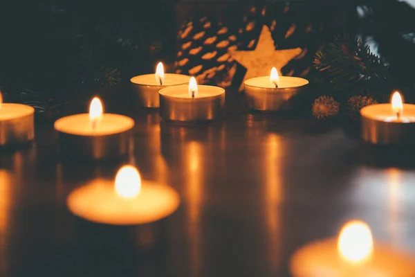 Velas Navidad Ardiendo Mesa Con Piñas Ramas Abeto Estrella Decoración — Foto de Stock