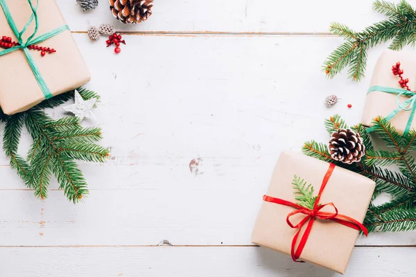Weihnachtsgeschenke Mit Papierbasteln Bast Schleifen Tannenzapfen Und Roten Beeren Auf — Stockfoto