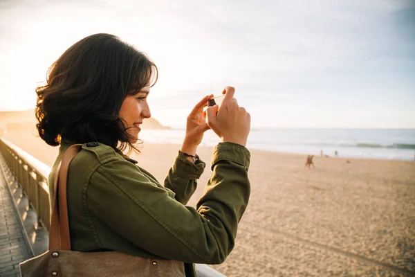 Jeune Femme Avec Veste Verte Prenant Des Photos Avec Son — Photo