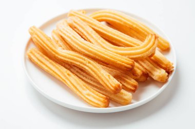 Churro beyaz izole bir beyaz tabak