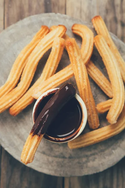 Traditionele Spaanse Churros Met Warme Chocoladesaus Een Rustieke Houten Slice — Stockfoto