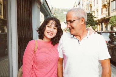 Olgun Baba sevgiyle caddeden aşağı yürüyüş olarak genç kızı arıyorum