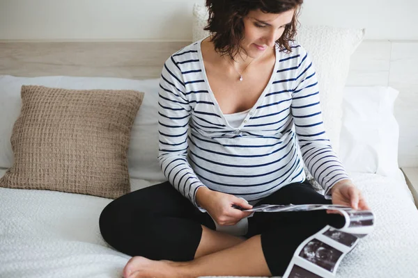 Kobieta Ciąży Paski Shirt Patrząc Usg Skanowanie Zdjęcia Swojego Dziecka — Zdjęcie stockowe