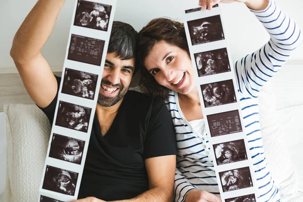 Felice Eccitata Coppia Incinta Mostrando Strisce Immagini Ultrasuoni Del Loro — Foto Stock