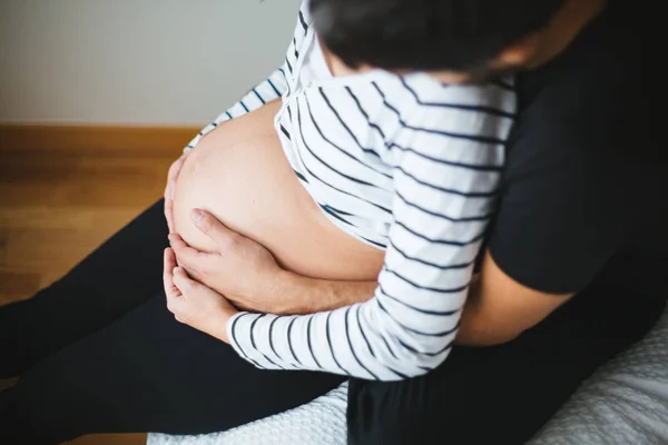 Szczęśliwa Para Ciąży Przytulanie Dotykając Womans Brzuch Siedząc Łóżku Nieostrość — Zdjęcie stockowe