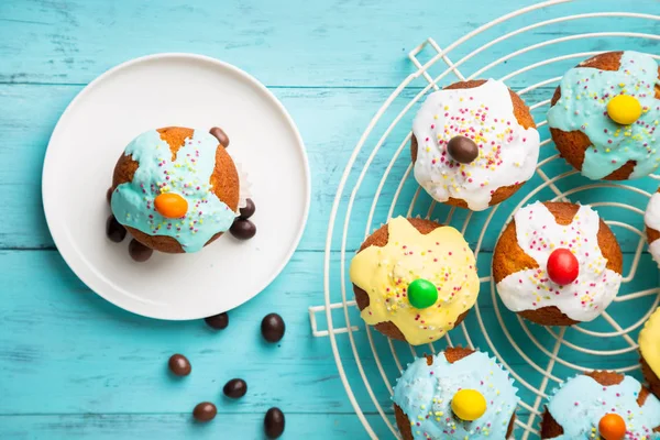 复活节纸杯蛋糕与五颜六色的糖霜和糖果 — 图库照片