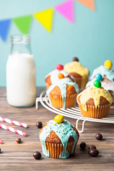 Doce festa para crianças com cupcakes coloridos — Fotografia de Stock