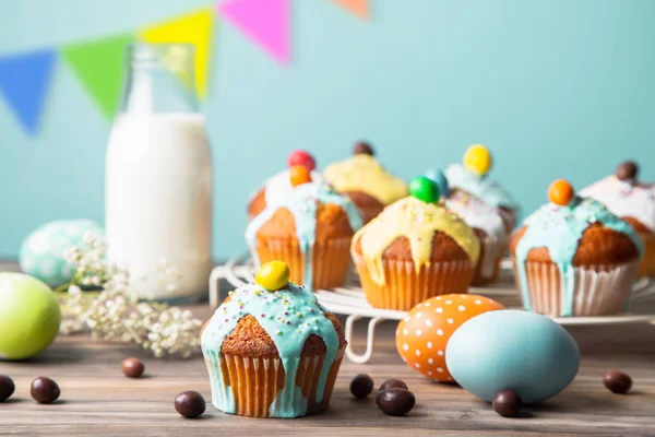 Osterfest für Kinder mit bunten Cupcakes und Bonbons — Stockfoto