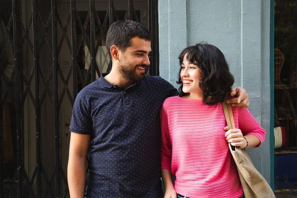 Glückliches junges Paar lächelt einander an — Stockfoto