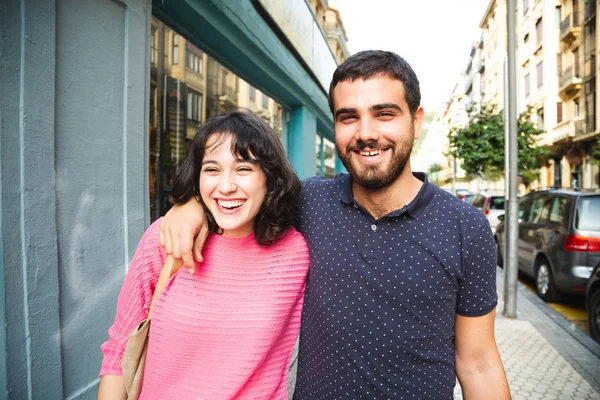 Jovem casal se divertindo na rua — Fotografia de Stock