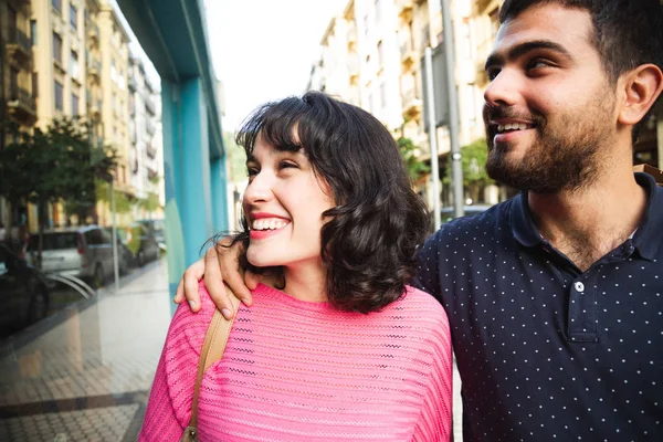 Glückliches und attraktives junges Paar beim Einkaufen — Stockfoto