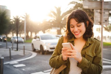 Şehirde akıllı telefon kullanan güzel kadın