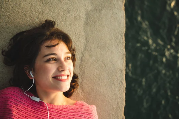 Girl enjoying music, sun and sea — Stock Photo, Image