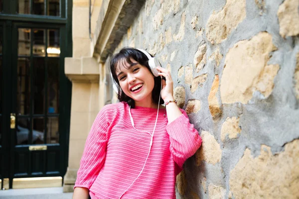 Chica feliz con auriculares — Foto de Stock