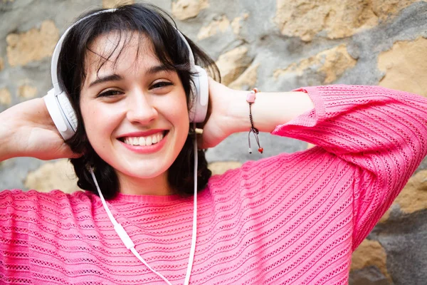 Happy girl listening to music — Stock Photo, Image