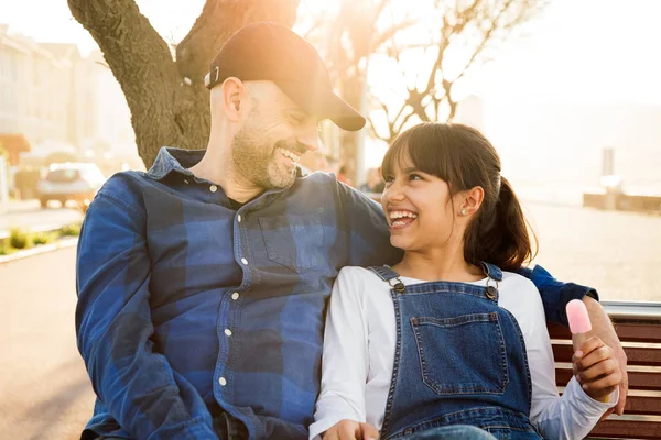 Vater und Tochter haben Spaß an einem sonnigen Tag — Stockfoto