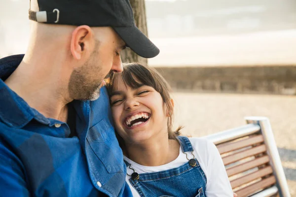 Маленькая девочка смеется со своим отцом — стоковое фото