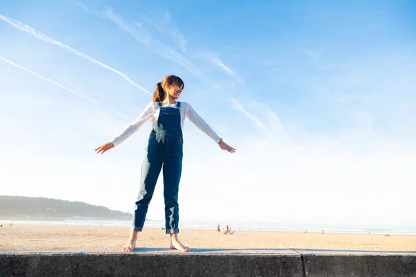 Petite fille se sentant libre sur la plage — Photo