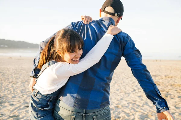 Pai e filha jogando piggyback na praia — Fotografia de Stock