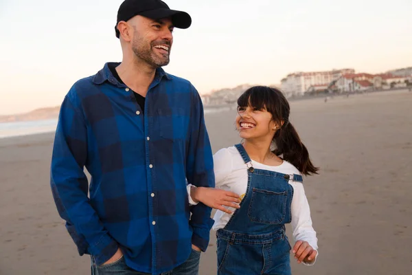 Otec a dcera směje při chůzi na pláži — Stock fotografie