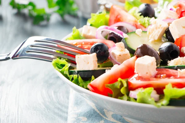 Deliciosa ensalada griega de cerca —  Fotos de Stock