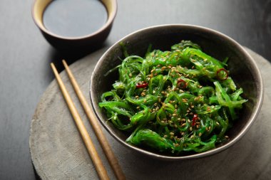 Susam ve biber ile Wakame salatası