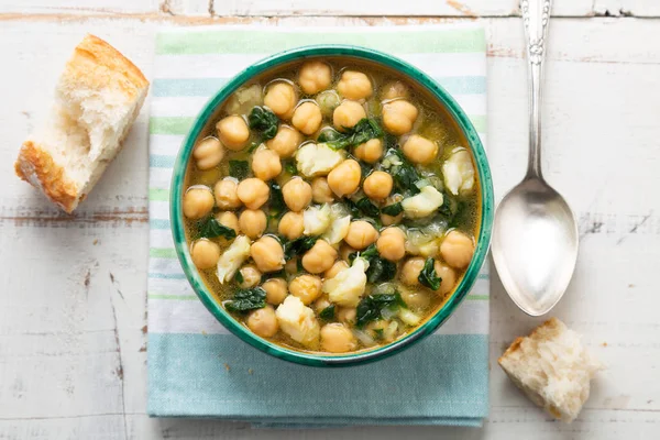 Stufato di ceci con spinaci e baccalà secco — Foto Stock