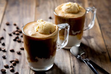 Rustik ahşap bir masa üzerinde Affogato kahve