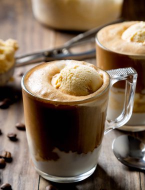 Affogato, vanilyalı dondurma ile kahve