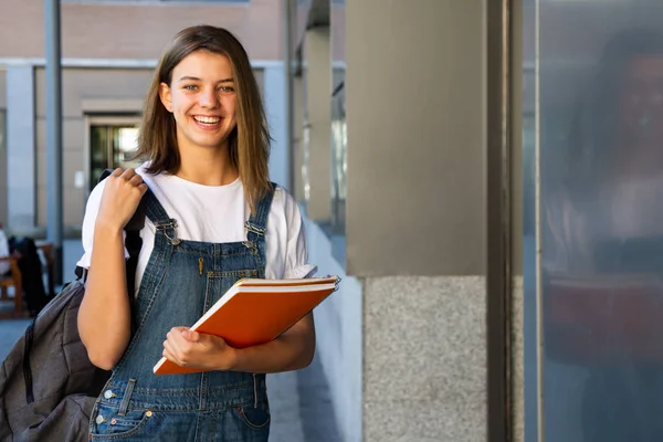 Menina estudante sorridente na entrada da escola — Fotografia de Stock