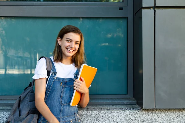 Feliz estudiante chica retrato — Foto de Stock