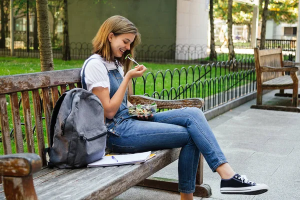 Estudiante chica teniendo sano almuerzo — Foto de Stock