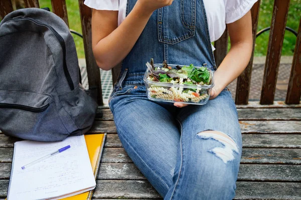 Estudante adolescente tendo almoço saudável — Fotografia de Stock