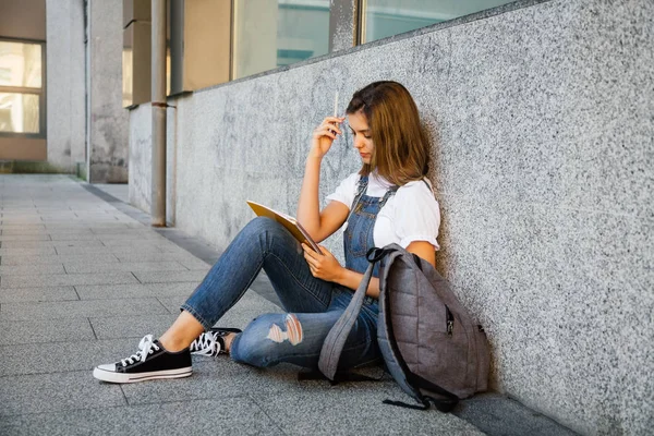 Studentka studující sedět na podlaze — Stock fotografie