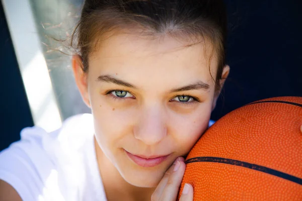 Ella ama el baloncesto más que a nada —  Fotos de Stock