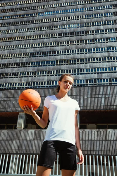 Joven jugadora de baloncesto en un patio urbano —  Fotos de Stock