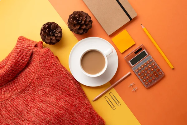 Voltar ao conceito de escritório com suprimentos, café e suéter — Fotografia de Stock